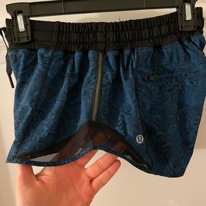 Lululemon 2.5 Hotty hot Short